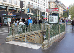 Normal_parijs_metro_12_pigalle_ingang_west