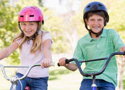 Normal_kinderen_met_helm_op_fiets