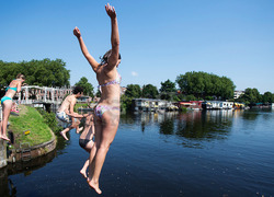 Normal_springen_van_brug_in_kanaal