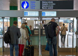 Normal_veiligheidspoortjes_grenscontrole_brussel_airport